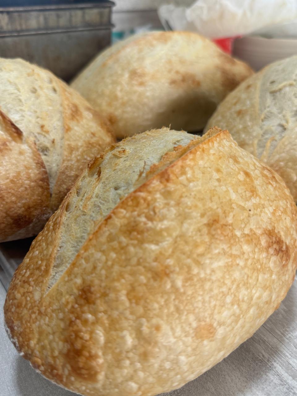 Pães artesanais de fermentação natural com crosta dourada e crocante